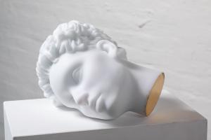 Silvano Rubino, Sogno di un ricordo remoto, vetro bianco opalino, cera, foglia d'oro, 26 x 20 x 23 cm 